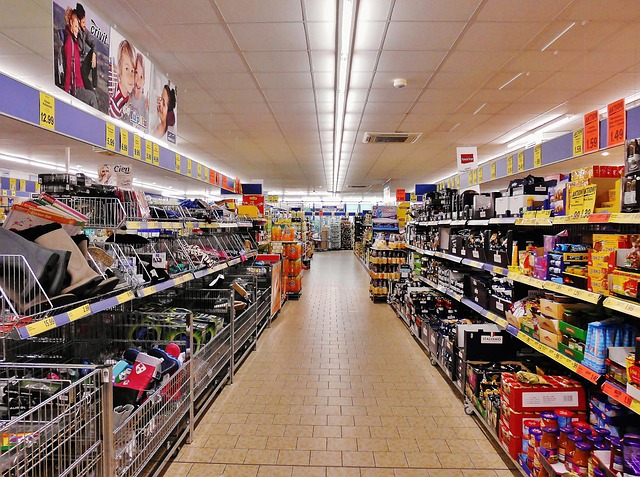 Супермаркет, полки в магазине